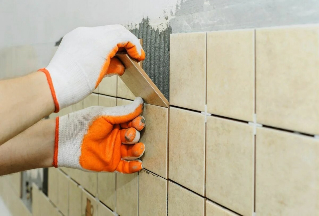 Преобразите свою ванную комнату с помощью профессиональной укладки плитки при ремонте квартиры